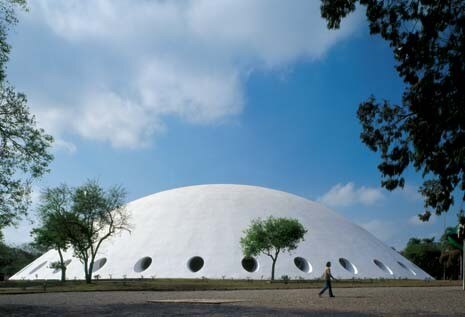 In primo piano, la gigantesca marquise