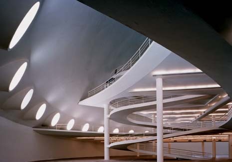 La rampa a nastro che si snoda attraverso il Padiglione di Niemeyer permette la visione delle opere in mostra con continui cambi di prospettiva