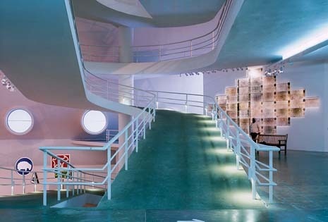 A sinistra, si riconoscono Escaped Animals (2002) di Julian Opie e Monument (1980-81) di Susan Hiller