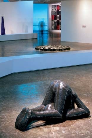 In primo piano, una delle sculture <i>Three ways</i> (1981) di Antony Gormley