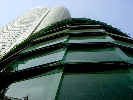 Roppongi Hills, inaugurato nell’aprile 2003, è il più vasto intervento urbano privato di tutto il Giappone: undici ettari all’interno dei quali si mescolano architetture contemporanee (la Mori Tower, il Grand Hyatt Hotel Tokyo, più di 200 tra negozi e ristoranti e torri residenziali) e edifici della tradizione giapponese (un tempio buddista e un giardino giapponese). È stato definito il Rockefeller Center di Tokyo. Per gentile concessione Mori Art Museum 

