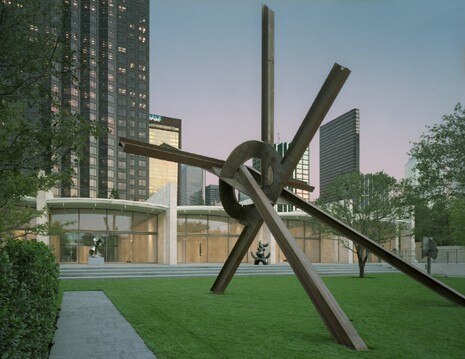Il giardino di 2mila metri quadrati è stato pensato, insieme all’architetto del paesaggio Peter Walker, per ospitare 25 sculture di grande formato alla volta. Sopra, Nasher Sculpture Center con la scultura <i>Eviva Amore</i> (Mark di Suvero, 2001). Fotografia Tim Hursley 