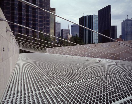 Un innovativo schermo in alluminio, sospeso sopra la copertura, permette di controllare la luce solare che penetra all’interno, eliminando la necessità di ricorrere alla illuminazione artificiale nella maggior parte dei casi
