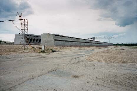 I volumi massicci dei blocchi in cemento rinforzato, costruiti per contenere la fuoriuscita di materia 
degli altri tre reattori di Chernobyl (completamente dismessi solo negli ultimi due anni) dominano con forza faraonica il sabbioso paesaggio ucraino
