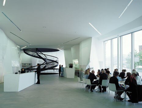 Il foyer ospita anche la caffetteria e la libreria. A fianco, è stata invece sistemata la biblioteca a libera consultazione. Foto Heinrich Helfenstein
