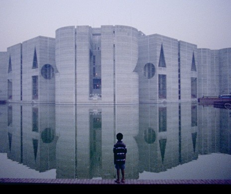Louis I. Kahn, Parlamento e centro governativo a Dhaka (1962-83), capitale del Bangladesh (fotogramma del film). Copyright © 20003 Louis Kahn Project, Inc.


