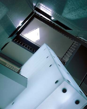 In contrasto con l’austerità degli esterni, gli interni sono personalizzati per accogliere una clientela mirata