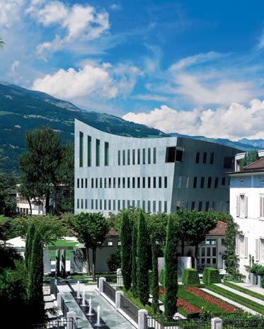 La banca fa parte di una sequenza di edifici collegati, realizzata nel corso degli anni