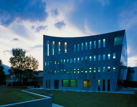 Nonostante la loro complessità, le geometrie degli esterni consentono di realizzare all’interno spazi di lavoro funzionali