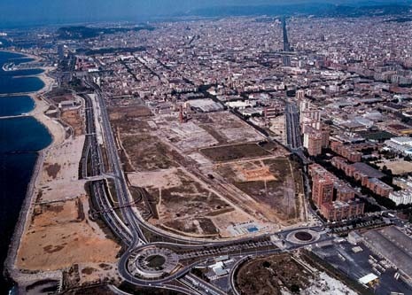 Ieri e oggi: dalla tabula rasa al nuovo skyline delle piccole torri, destinate ad abitazioni di lusso, uffici, alberghi. Il processo di trasformazione ha portato, come per la creazione del nuovo Villaggio Olimpico nel 1992, alla completa cancellazione del tessuto esistente. Su questa tabula rasa sono stati realizzati alcuni isolati, continuazione della maglia urbana; la Diagonal Mar, intervento del developer americano Hines, con il progetto del parco di Miralles e Tagliabue; nuovi alberghi; gli edifici del Forum