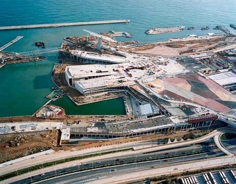 Sotto le dita della grande piazza di Lapeña e Torres, i servizi del porto, uffici, sale espositive e la Ronda Litoral. Gli investimenti nelle infrastrutture negli anni recenti a Barcellona hanno privilegiato la mobilità individuale