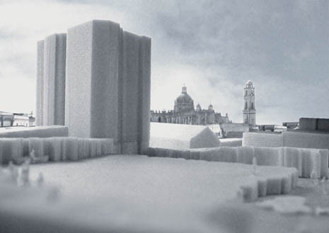 Una torre si alza dai muri traforati della Ciudad. Riecheggiando la presenza delle due torri di Alcazar, innesca un dialogo con la vicina cattedrale