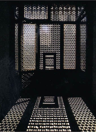 Le superfici saranno realizzate in cemento gettato, traforato e trattato con processi artificiali, seguendo l’iconografia della tradizione gitana e dell’ornamento arabo 