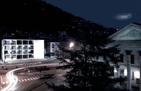 La Casa del Fascio vista dal Duomo. Sulla destra, il Teatro Sociale