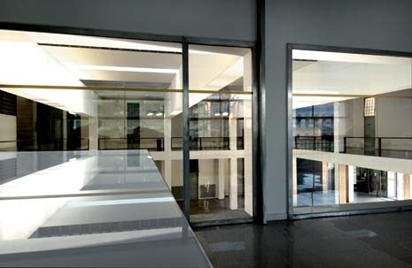 La sala delle adunate vista dalla stanza del direttorio