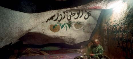 Un soldato saharawi, di servizio nei territori della Rasd, si prepara il tè 