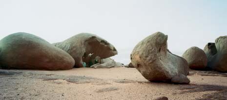 Dopo il cessate il fuoco del 1991, i carri armati della Rasd
continuano a presidiare il territorio attorno al muro

