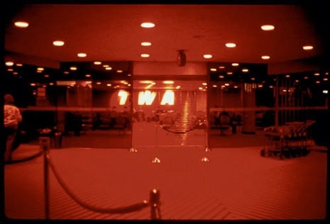 Martha Rosler, <i>JFK, TWA Terminal, New York</i>. Dalla serie <i>In the Place of the Public</i>, 1990. Per gentile concessione Gorney Bravin + Lee, New York
