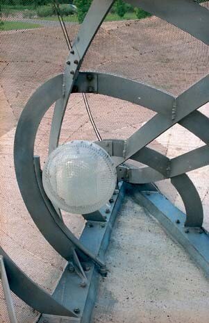 Otto sensori, posizionati in punti strategici, captano le variazioni spaziali determinate dai visitatori e influenzano indirettamente le onde sonore. Difatti è il mutamento della condizione dello spazio e non il semplice movimento delle persone a generare le diverse sonorità