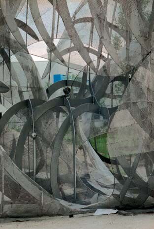 All’interno del volume, un’opera sonora continua si declina in infinite variazioni secondo gli spostamenti del visitatore