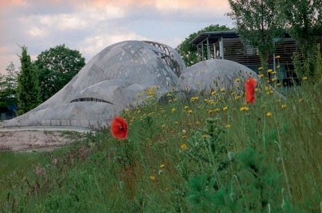 Le forme organiche del complesso sono derivate dallo studio dei movimenti del corpo nella condizione dell’abitare
