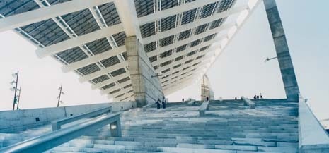 Il gigantesco piano inclinato a trentacinque gradi, disegnato da Torres e Lapeña per accogliere un sistema di cellule fotovoltaiche, è già diventato un forte segno urbano