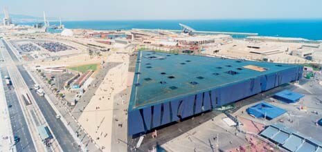 All’interno dell’Esplanade del Forum, a un mese dall’inaugurazione, il Centro Congressi triangolare di Herzog & de Meuron e la pensilina fotovoltaica di Torres e Lapeña si distinguono come i due episodi architettonici con la maggior valenza urbana