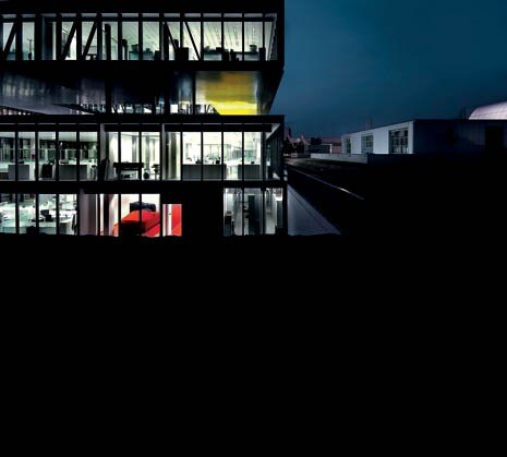 Di notte l’edificio emana la sua luminosità interna, lasciando finalmente intravedere l’impianto strutturale