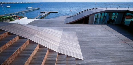 Il sistema di curve e dislivelli risalta sullo sfondo del mare aperto, offrendo ai visitatori delle viste privilegiate 