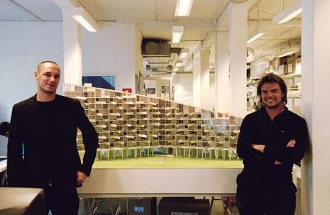 Bjarke Ingels (a sinistra) e Julien De Smedt. Sullo sfondo, il modello per il complesso residenziale VM per 230 appartamenti, a Ørestad (Danimarca)
