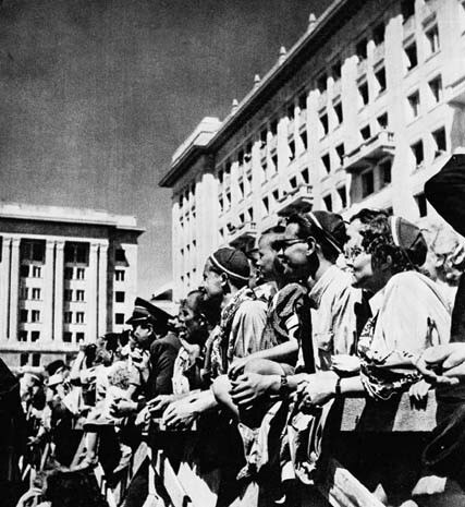 Parate cittadine, Marszalkowska, (1950-1952), Varsavia, Polonia
Foto C. Wagenaar