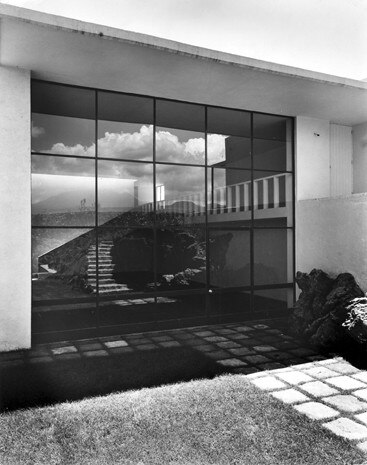 Luis Barragán e Max Cetto, residenza a El Pedregal (Messico), 1949-50. Foto Armando Salas Portugal
