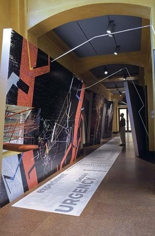 Installazione della mostra “Lebbeus Woods: Experimental Architecture”, allestita presso il Carnegie Museum of Art di Pittsburgh fino al 16 gennaio 2005 (www.cmoa.org). 
Progettata dallo stesso Woods, l’esposizione è stata curata da Tracy Myers, direttrice  
del dipartimento di architettura del museo
