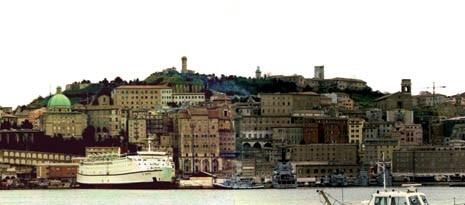 Veduta del porto di Ancona, sul cui fronte si incastona il Palazzo degli Anziani 