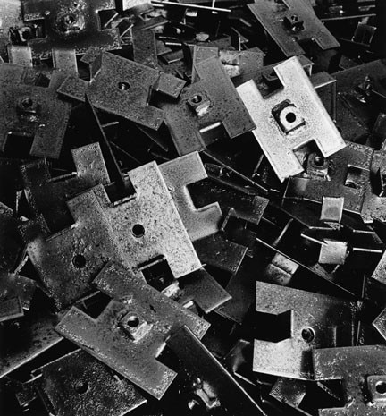 Lucien Hervé, elementi di costruzione nel laboratorio di Jean Prouvé, Nancy, Francia, senza data