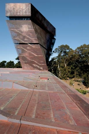 Avvolta in una pelle a griglia che accentua il movimento di torsione, la torre ospita spazi per attività didattiche e un belvedere che consente la vista sulla città, oltre il parco