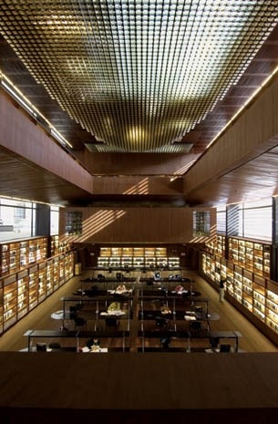 La sala di lettura della biblioteca è un lungo spazio rettangolare, con luci zenitali diffuse da un sistema di piccole cupole in vetro lavorato. La luce naturale, che penetra dalle vetrate laterali, è filtrata da brise-soleil in acciaio. Gli arredi della biblioteca sono stati realizzati da Tecno spa