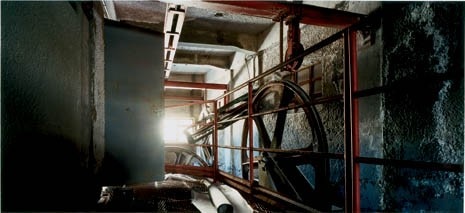 Prospettiva sul sistema di ruote e contrappesi delle funi