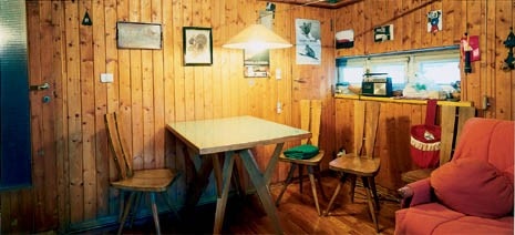 Un’immagine di un interno della Casa del Sole con gli arredi originali disegnati per gli alloggi degli ultimi piani 