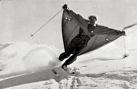 Immagini tratte da: Leo Gasperl, <i>Discesismo</i>, Milano 1939. Il testo è stato illustrato e redatto da Mollino. Leo Gasperl indossa il Thiring Mantel, il mantello da pipistrello frenante inventato da un fisico viennese. Nel 1951, Mollino pubblicherà il suo Introduzione al discesismo sulle migliori scoperte di tecniche di discesa