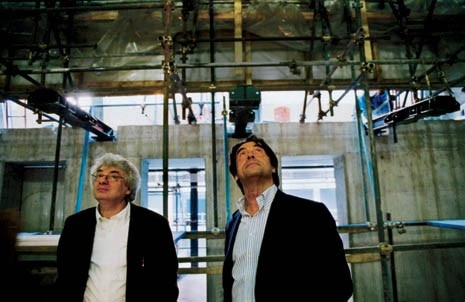 L'architetto Mario Botta e il maestro Riccardo Muti durante un sopralluogo ai cantieri del Teatro alla Scala nel luglio 2004. Foto Lelli & Masotti © Fratelli Alinari. Da <i>Domus</i> 876, dicembre 2004
