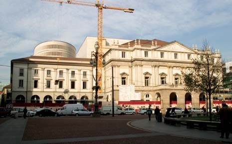 Vista della ‘nuova’ facciata della Scala con i volumi creati dall’architetto svizzero. © Silvia Lelli. Da <i>Domus</i> 876, dicembre 2004 