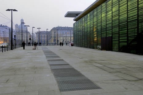 La facciata esterna dell’edificio è costituita 
da un sistema di strati sovrapposti di vetro sostenuti da coppie di montanti a C d’acciaio; 
in basso ai ricorsi di vetro si sostituiscono progressivamente strati d’acciaio
