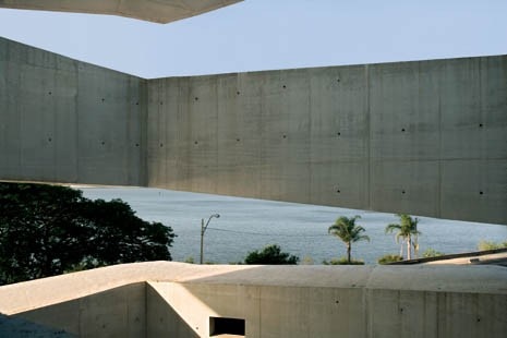 La rampa di circolazione esterna offre ai visitatori inquadrature studiate sul paesaggio naturale 