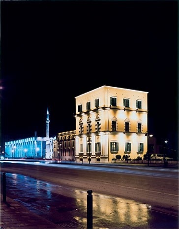 7. Tirana rimane una città dalla scala singolarmente minuta. Nemmeno la recente speculazione edilizia ha modificato questa situazione