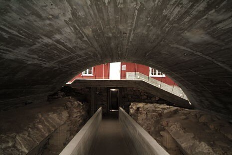 La volta in cemento a vista dell’addizione ovest intende richiamare degli elementi ad arco presenti nelle rovine.