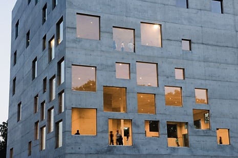 Per ridurre al minimo lo spessore delle facciate, gli architetti hanno eliminato lo strato isolante nelle pareti esterne. La temperatura interna viene invece mantenuta costante da un sistema di tubi incassati nel calcestruzzo attraverso cui scorre acqua tiepida proveniente dalla miniera