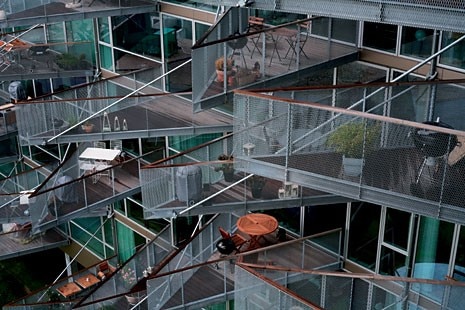 VM Houses, Ørestad, Danimarca. I grandi balconi a spigoli fungono da estensione dello spazio abitabile di ogni appartamento 