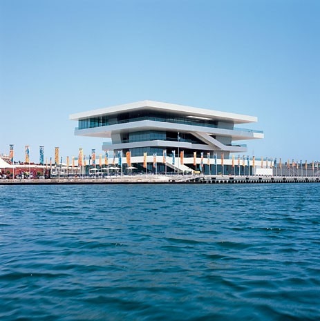 Il volume a sviluppo orizzontale con rivestimento in metallo bianco risalta sotto la luce solare