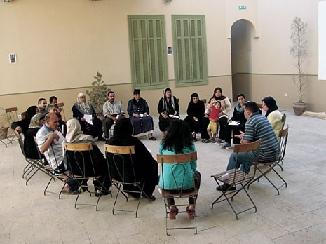 Una delle riunioni con i residenti per 
discutere i progetti di riabilitazione delle 
loro abitazioni. Photo Nevine George